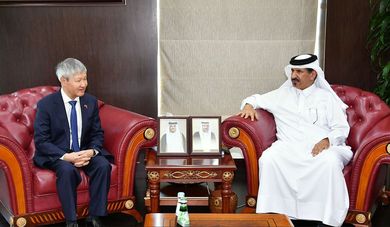 Mohamed bin Twar Al Kuwari with Vo Tan Thanh